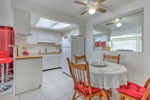 Condo in Holiday, Florida, 2 bedrooms № 2267456 - photo 9