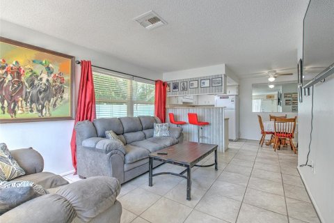 Condo in Holiday, Florida, 2 bedrooms № 2267456 - photo 5