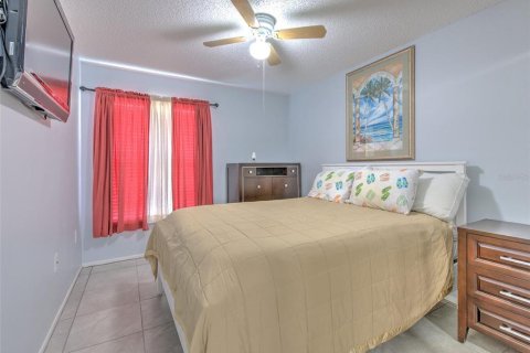 Condo in Holiday, Florida, 2 bedrooms № 2267456 - photo 13