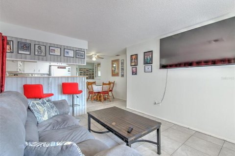 Condo in Holiday, Florida, 2 bedrooms № 2267456 - photo 6