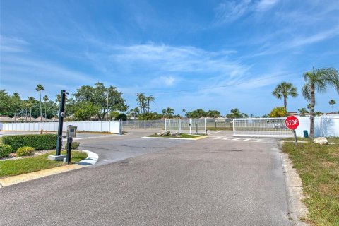 Condo in Holiday, Florida, 2 bedrooms № 2267456 - photo 28