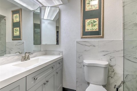 Condo in Holiday, Florida, 2 bedrooms № 2267456 - photo 12