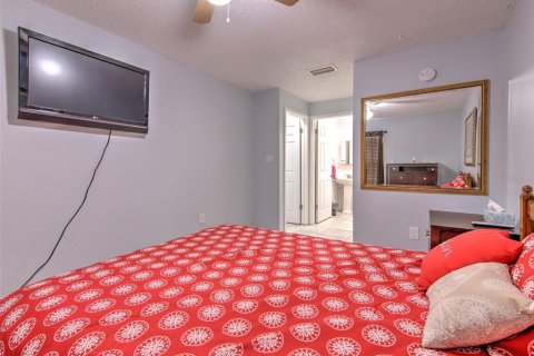 Condo in Holiday, Florida, 2 bedrooms № 2267456 - photo 20