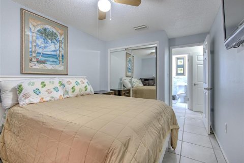 Condo in Holiday, Florida, 2 bedrooms № 2267456 - photo 14