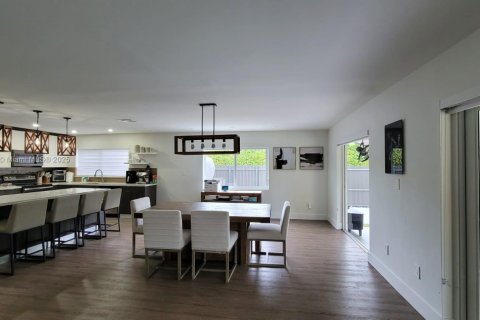 Casa en alquiler en Miami, Florida, 3 dormitorios, 149.76 m2 № 1927784 - foto 3