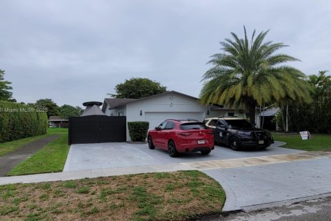Casa en alquiler en Miami, Florida, 3 dormitorios, 149.76 m2 № 1927784 - foto 2