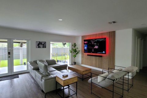 Casa en alquiler en Miami, Florida, 3 dormitorios, 149.76 m2 № 1927784 - foto 5