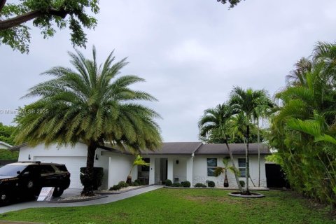 Casa en alquiler en Miami, Florida, 3 dormitorios, 149.76 m2 № 1927784 - foto 1