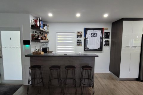 Casa en alquiler en Miami, Florida, 3 dormitorios, 149.76 m2 № 1927784 - foto 4