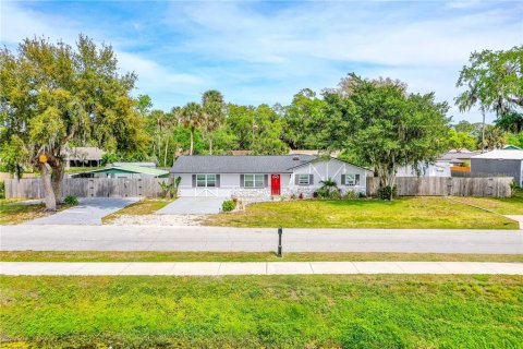 House in Edgewater, Florida 4 bedrooms, 180.6 sq.m. № 1613802 - photo 1