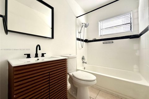 House in Hollywood, Florida 4 bedrooms, 135.64 sq.m. № 1961233 - photo 9