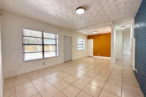 House in Hollywood, Florida 4 bedrooms, 135.64 sq.m. № 1961233 - photo 3