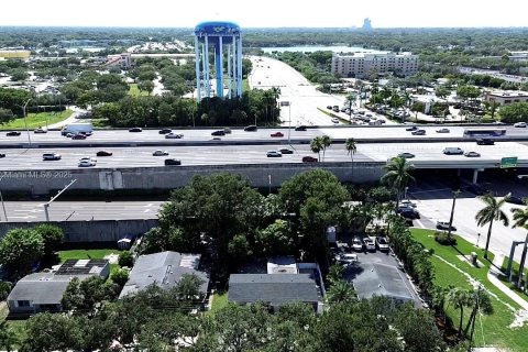 House in Hollywood, Florida 4 bedrooms, 135.64 sq.m. № 1961233 - photo 22