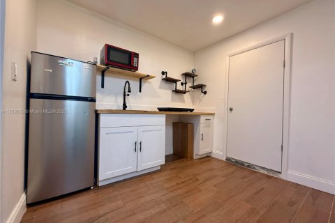 House in Hollywood, Florida 4 bedrooms, 135.64 sq.m. № 1961233 - photo 15