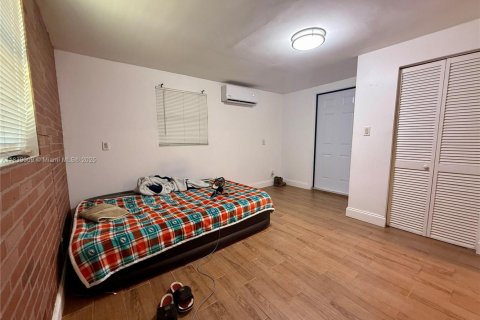 House in Hollywood, Florida 4 bedrooms, 135.64 sq.m. № 1961233 - photo 14