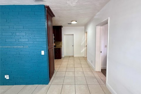 House in Hollywood, Florida 4 bedrooms, 135.64 sq.m. № 1961233 - photo 4