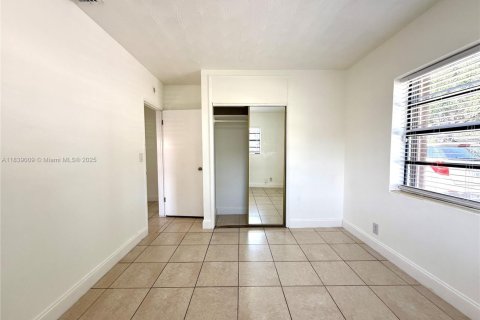 House in Hollywood, Florida 4 bedrooms, 135.64 sq.m. № 1961233 - photo 8