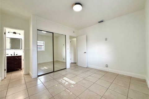 House in Hollywood, Florida 4 bedrooms, 135.64 sq.m. № 1961233 - photo 6