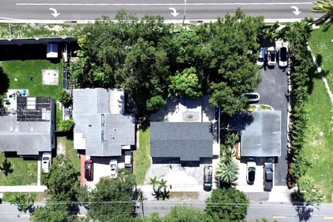 House in Hollywood, Florida 4 bedrooms, 135.64 sq.m. № 1961233 - photo 23