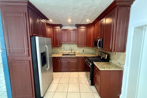 House in Hollywood, Florida 4 bedrooms, 135.64 sq.m. № 1961233 - photo 5