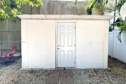 House in Hollywood, Florida 4 bedrooms, 135.64 sq.m. № 1961233 - photo 17