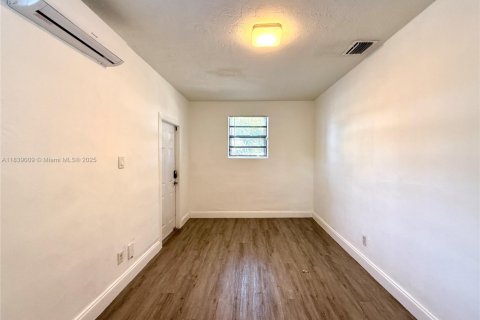 House in Hollywood, Florida 4 bedrooms, 135.64 sq.m. № 1961233 - photo 10