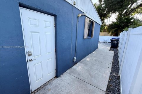 House in Hollywood, Florida 4 bedrooms, 135.64 sq.m. № 1961233 - photo 12