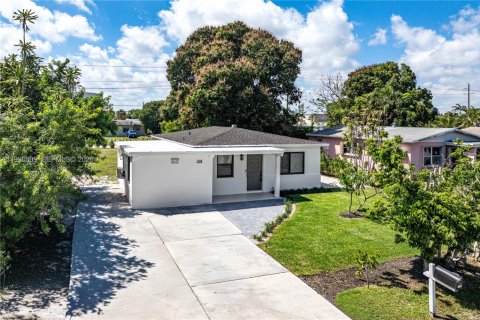 House in Delray Beach, Florida 3 bedrooms, 100.15 sq.m. № 2057393 - photo 2