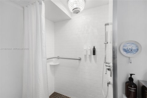 Condo in Miami Beach, Florida  № 2024046 - photo 18