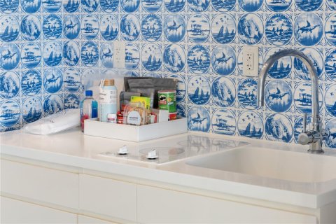 Condo in Miami Beach, Florida  № 2024046 - photo 14