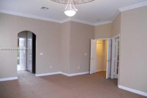 Снять в аренду виллу или дом в Мирамар, Флорида 5 спален, 295.8м2, № 1972401 - фото 6