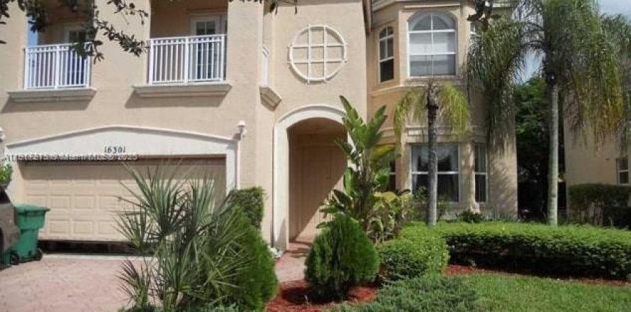 Дом в Мирамар, Флорида 5 спален, 295.8м2 № 1972401