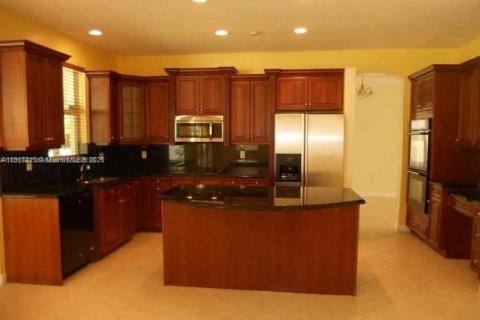 Снять в аренду виллу или дом в Мирамар, Флорида 5 спален, 295.8м2, № 1972401 - фото 3