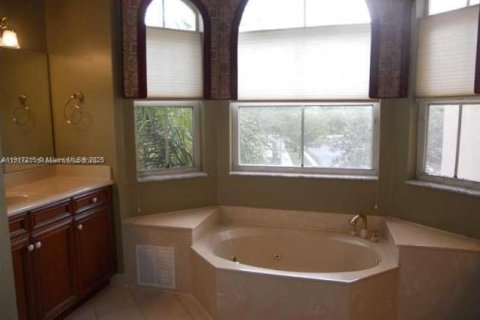 Снять в аренду виллу или дом в Мирамар, Флорида 5 спален, 295.8м2, № 1972401 - фото 10