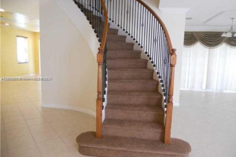 Снять в аренду виллу или дом в Мирамар, Флорида 5 спален, 295.8м2, № 1972401 - фото 2