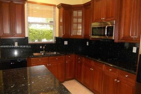 Снять в аренду виллу или дом в Мирамар, Флорида 5 спален, 295.8м2, № 1972401 - фото 4