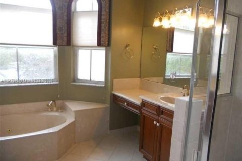 Снять в аренду виллу или дом в Мирамар, Флорида 5 спален, 295.8м2, № 1972401 - фото 9