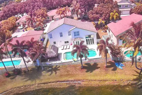 Casa en venta en Hollywood, Florida, 5 dormitorios, 269.04 m2 № 1817711 - foto 1