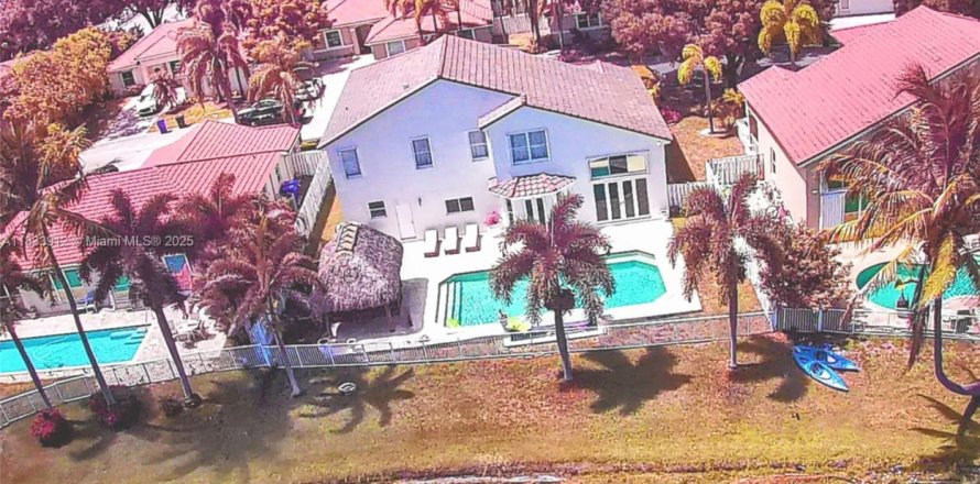 Casa en Hollywood, Florida 5 dormitorios, 269.04 m2 № 1817711