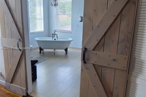 Casa en venta en Hollywood, Florida, 5 dormitorios, 269.04 m2 № 1817711 - foto 24