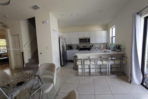 Casa en alquiler en Hialeah, Florida, 3 dormitorios, 137.77 m2 № 1969935 - foto 5