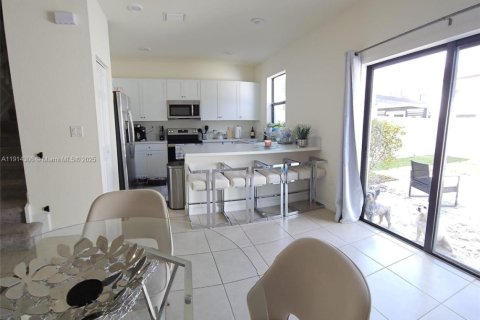 Casa en alquiler en Hialeah, Florida, 3 dormitorios, 137.77 m2 № 1969935 - foto 4