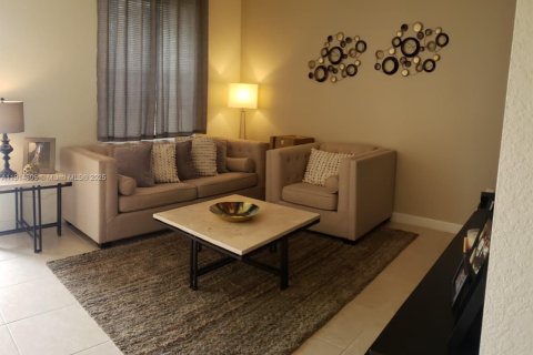 Casa en alquiler en Hialeah, Florida, 3 dormitorios, 137.77 m2 № 1969935 - foto 3