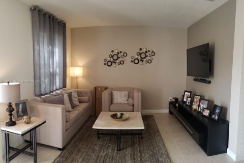 Casa en alquiler en Hialeah, Florida, 3 dormitorios, 137.77 m2 № 1969935 - foto 2