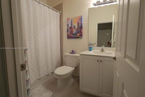 Casa en alquiler en Hialeah, Florida, 3 dormitorios, 137.77 m2 № 1969935 - foto 15