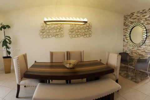 Casa en alquiler en Hialeah, Florida, 3 dormitorios, 137.77 m2 № 1969935 - foto 1