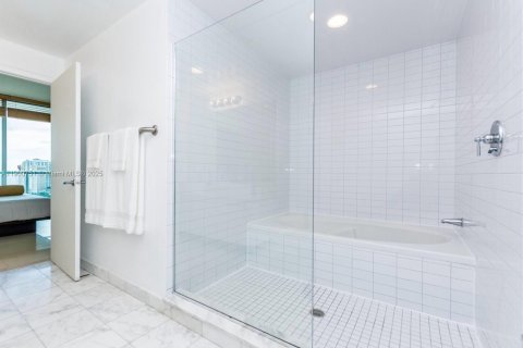 Condominio en alquiler en Miami, Florida, 1 dormitorio, 87.61 m2 № 1952075 - foto 10