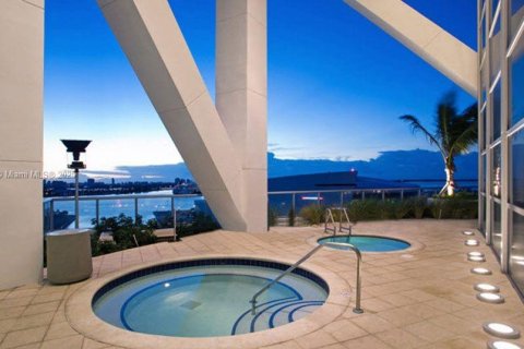 Condominio en alquiler en Miami, Florida, 1 dormitorio, 87.61 m2 № 1952075 - foto 11