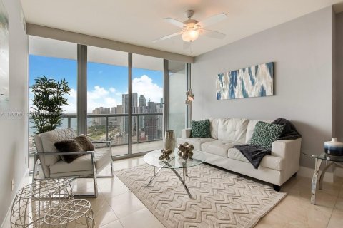 Condominio en alquiler en Miami, Florida, 1 dormitorio, 87.61 m2 № 1952075 - foto 4
