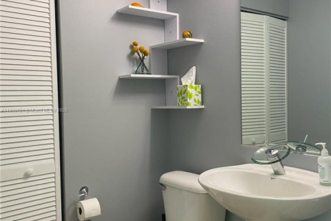 Condominio en alquiler en Miami, Florida, 1 dormitorio, 87.61 m2 № 1952075 - foto 6